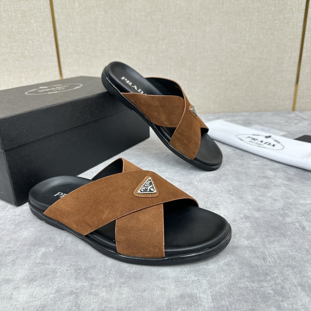 💋💍P家新品  Prad* 普拉-达  新款男士柔软羊皮拖鞋   这款极简拖鞋采用羊皮交叉鞋面打造  塑