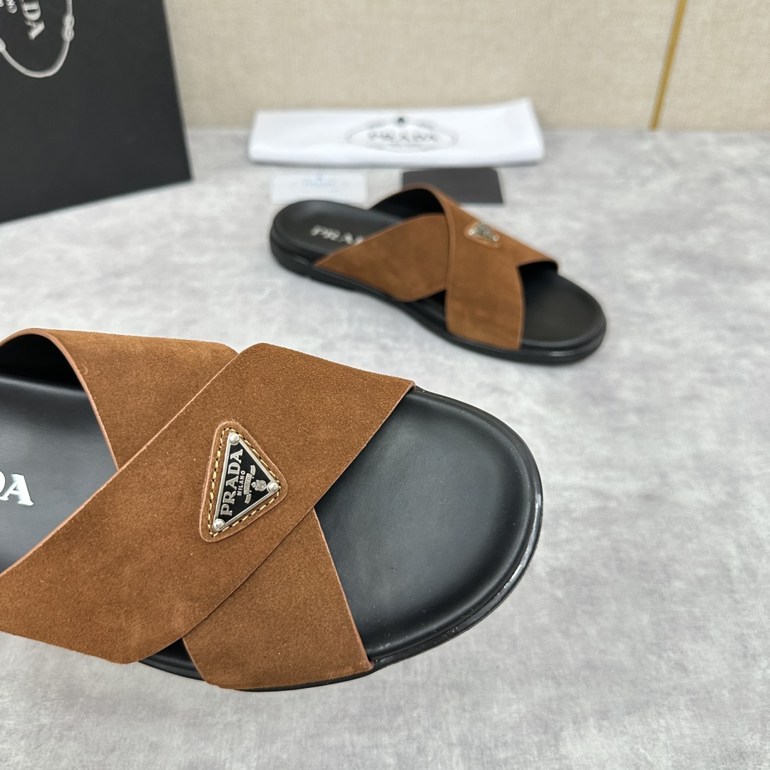 💋💍P家新品  Prad* 普拉-达  新款男士柔软羊皮拖鞋   这款极简拖鞋采用羊皮交叉鞋面打造  塑