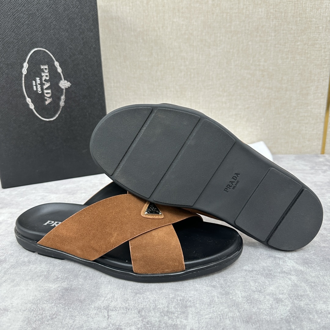 💋💍P家新品  Prad* 普拉-达  新款男士柔软羊皮拖鞋   这款极简拖鞋采用羊皮交叉鞋面打造  塑