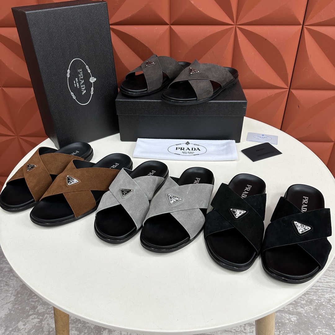 💋💍P家新品  Prad* 普拉-达  新款男士柔软羊皮拖鞋   这款极简拖鞋采用羊皮交叉鞋面打造  塑