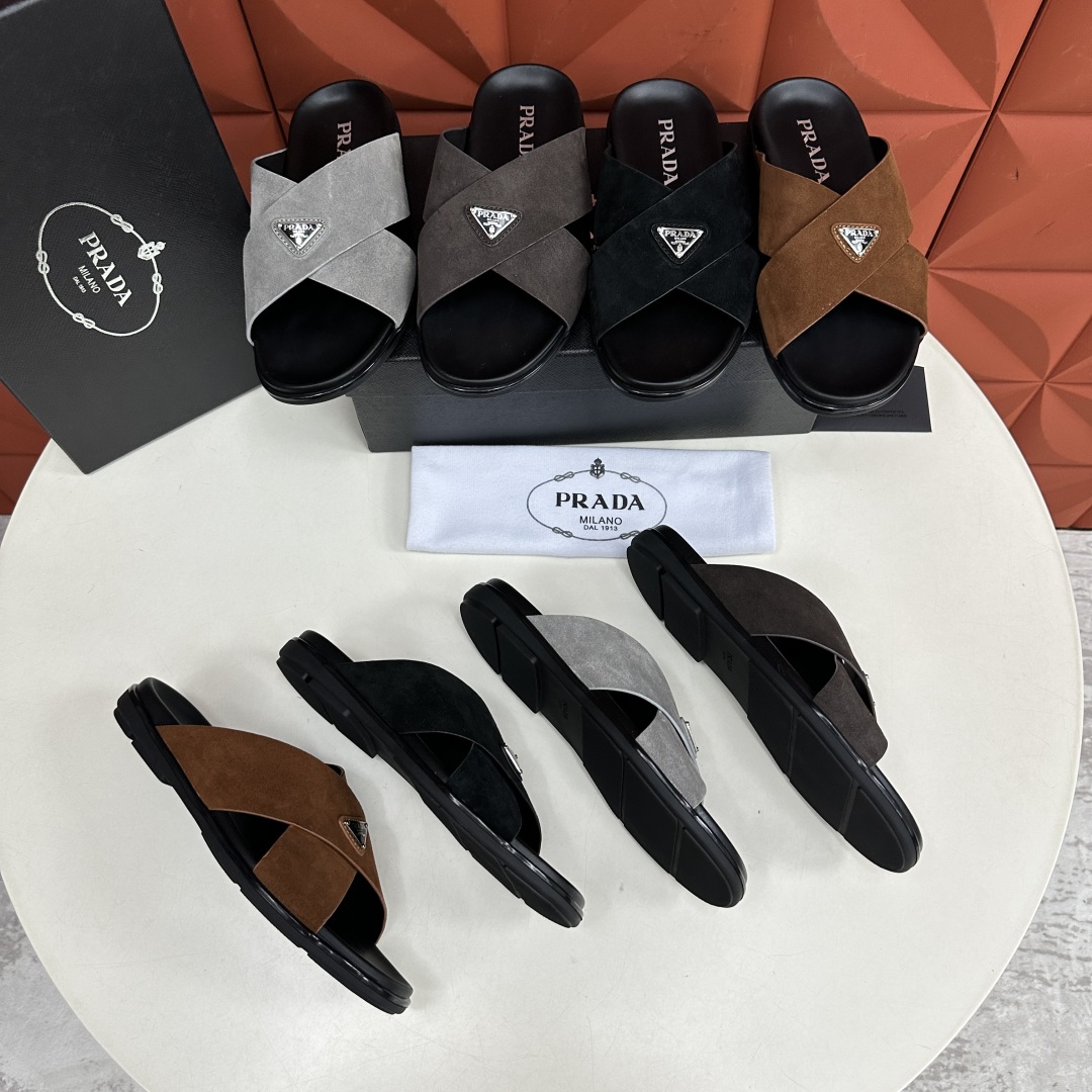 💋💍P家新品  Prad* 普拉-达  新款男士柔软羊皮拖鞋   这款极简拖鞋采用羊皮交叉鞋面打造  塑