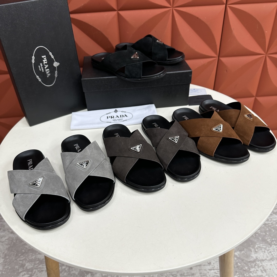 💋💍P家新品  Prad* 普拉-达  新款男士柔软羊皮拖鞋   这款极简拖鞋采用羊皮交叉鞋面打造  塑