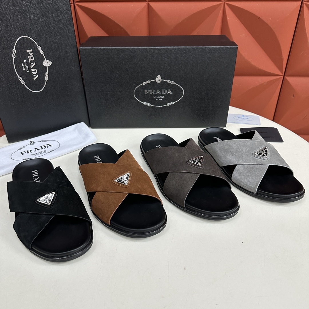 💋💍P家新品  Prad* 普拉-达  新款男士柔软羊皮拖鞋   这款极简拖鞋采用羊皮交叉鞋面打造  塑