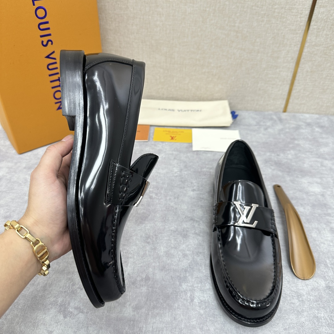 💋💍L家 新品乐福鞋上架  Major便鞋作为路易～的一大经典设计在此借助经典的帆布图纹全新亮相。采用进
