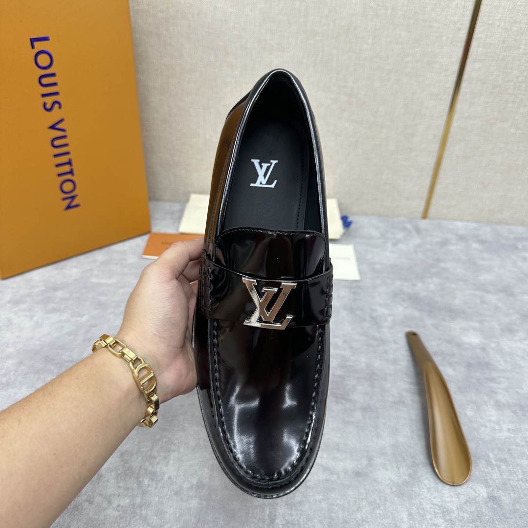 💋💍L家 新品乐福鞋上架  Major便鞋作为路易～的一大经典设计在此借助经典的帆布图纹全新亮相。采用进
