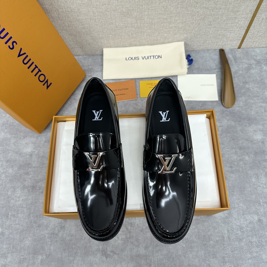 💋💍L家 新品乐福鞋上架  Major便鞋作为路易～的一大经典设计在此借助经典的帆布图纹全新亮相。采用进