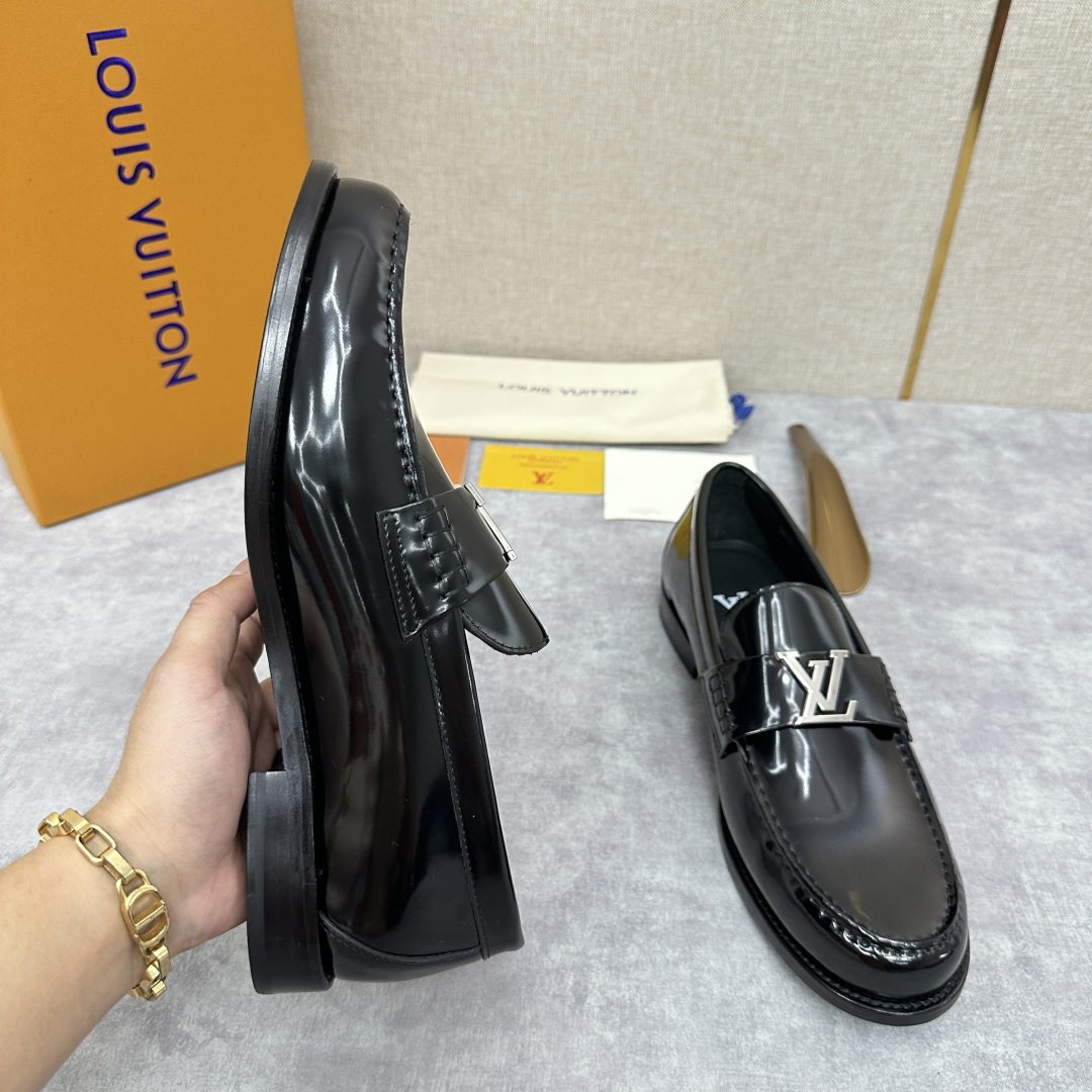 💋💍L家 新品乐福鞋上架  Major便鞋作为路易～的一大经典设计在此借助经典的帆布图纹全新亮相。采用进