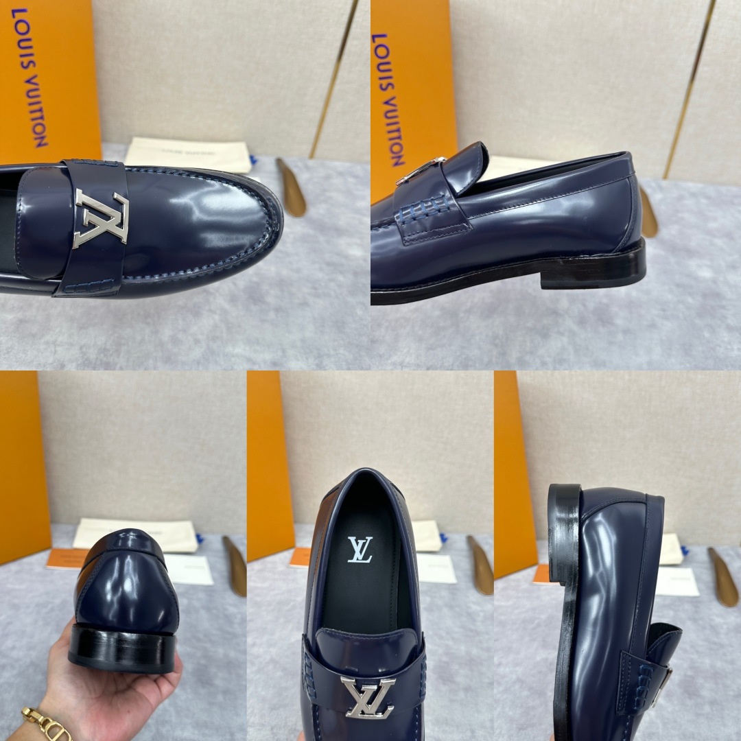 💋💍L家 新品乐福鞋上架  Major便鞋作为路易～的一大经典设计在此借助经典的帆布图纹全新亮相。采用进