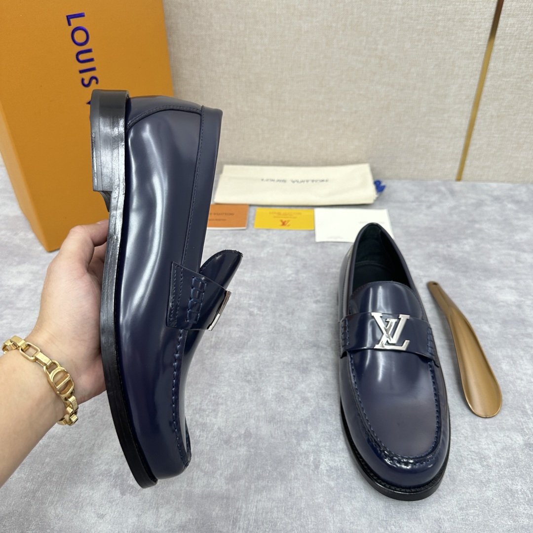 💋💍L家 新品乐福鞋上架  Major便鞋作为路易～的一大经典设计在此借助经典的帆布图纹全新亮相。采用进