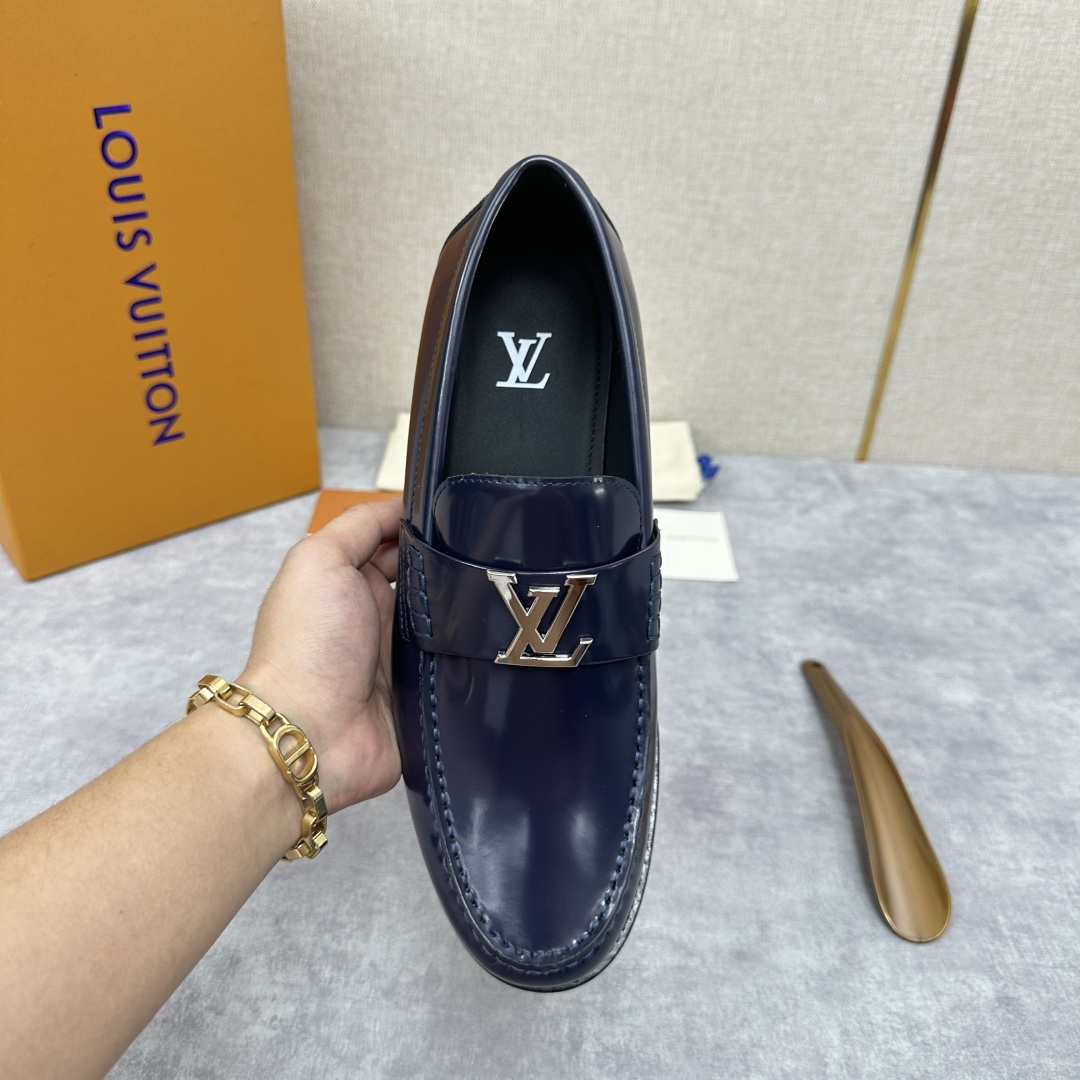 💋💍L家 新品乐福鞋上架  Major便鞋作为路易～的一大经典设计在此借助经典的帆布图纹全新亮相。采用进