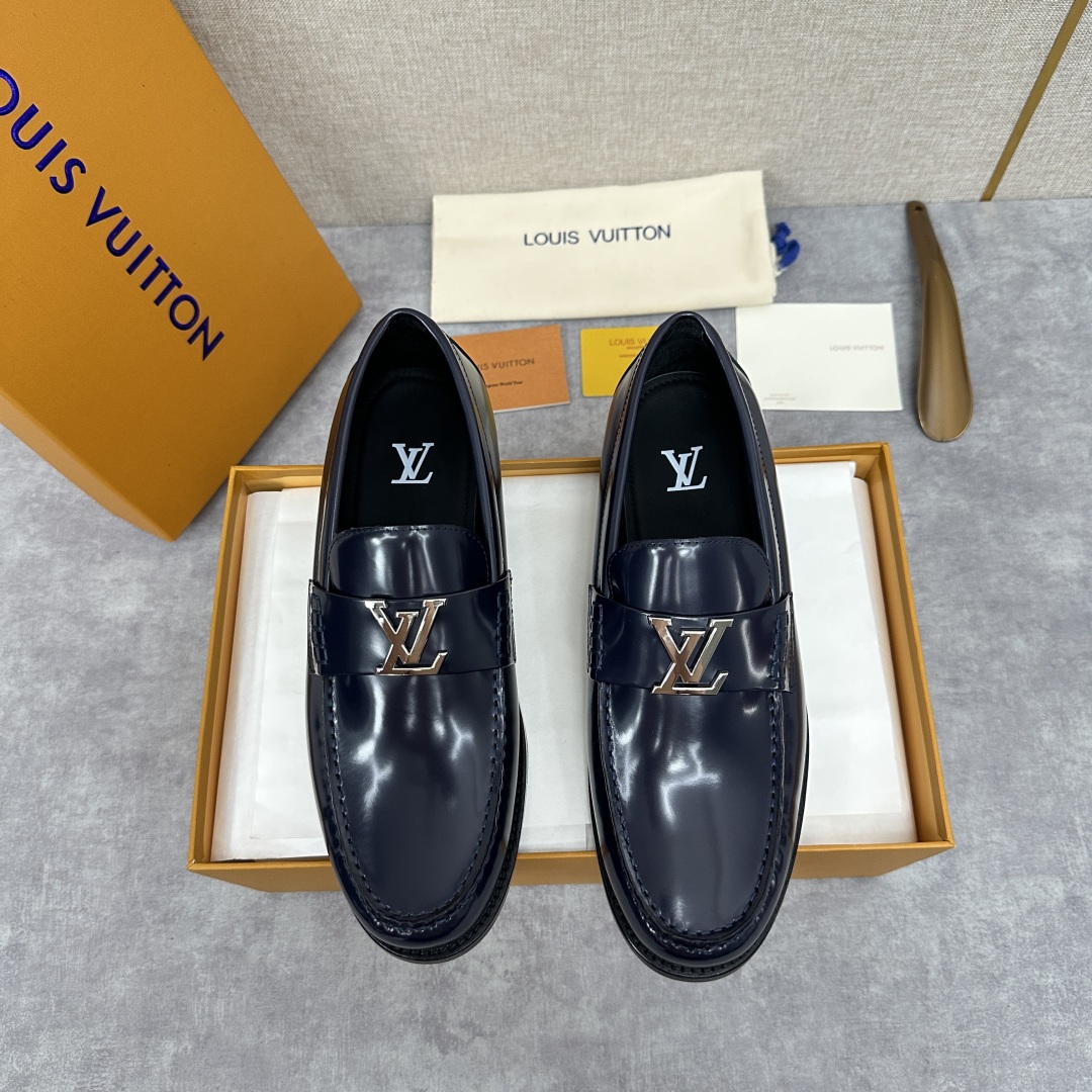 💋💍L家 新品乐福鞋上架  Major便鞋作为路易～的一大经典设计在此借助经典的帆布图纹全新亮相。采用进