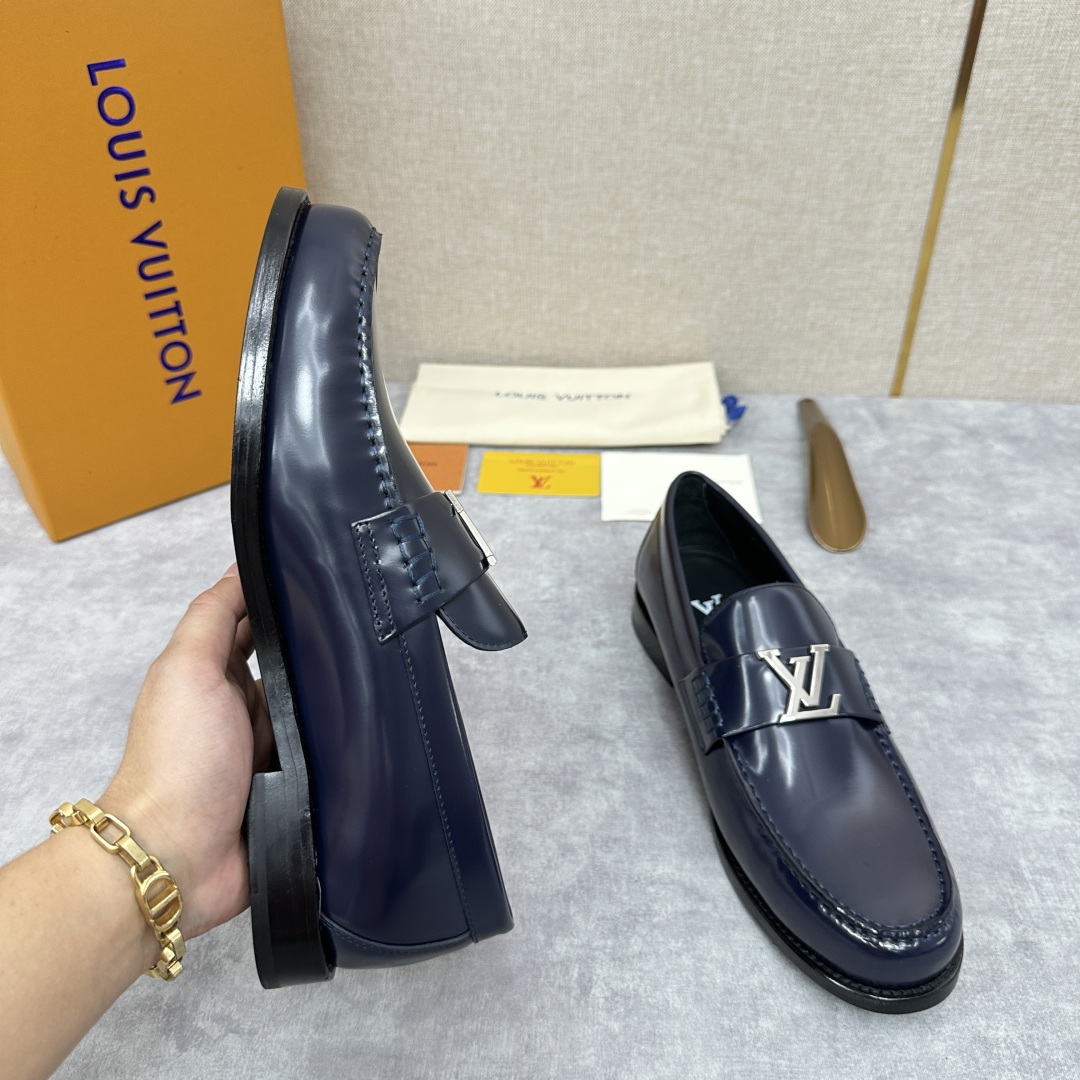 💋💍L家 新品乐福鞋上架  Major便鞋作为路易～的一大经典设计在此借助经典的帆布图纹全新亮相。采用进