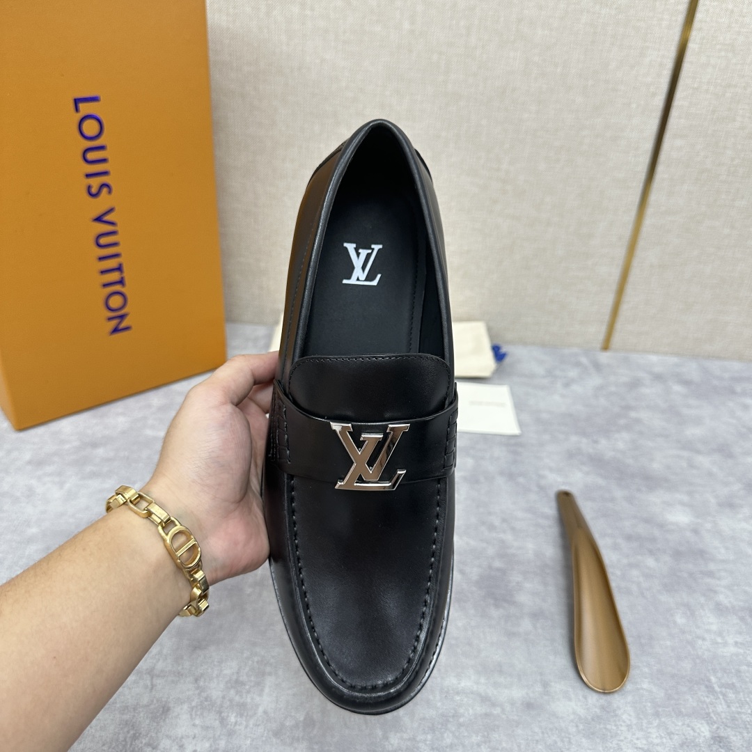 💋💍L家 新品乐福鞋上架  Major便鞋作为路易～的一大经典设计在此借助经典的帆布图纹全新亮相。采用进