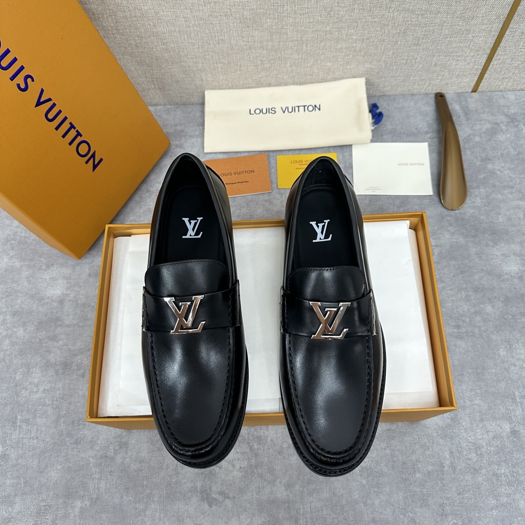 💋💍L家 新品乐福鞋上架  Major便鞋作为路易～的一大经典设计在此借助经典的帆布图纹全新亮相。采用进