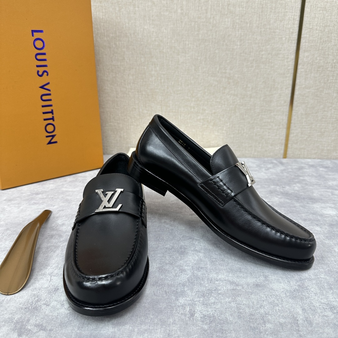 💋💍L家 新品乐福鞋上架  Major便鞋作为路易～的一大经典设计在此借助经典的帆布图纹全新亮相。采用进