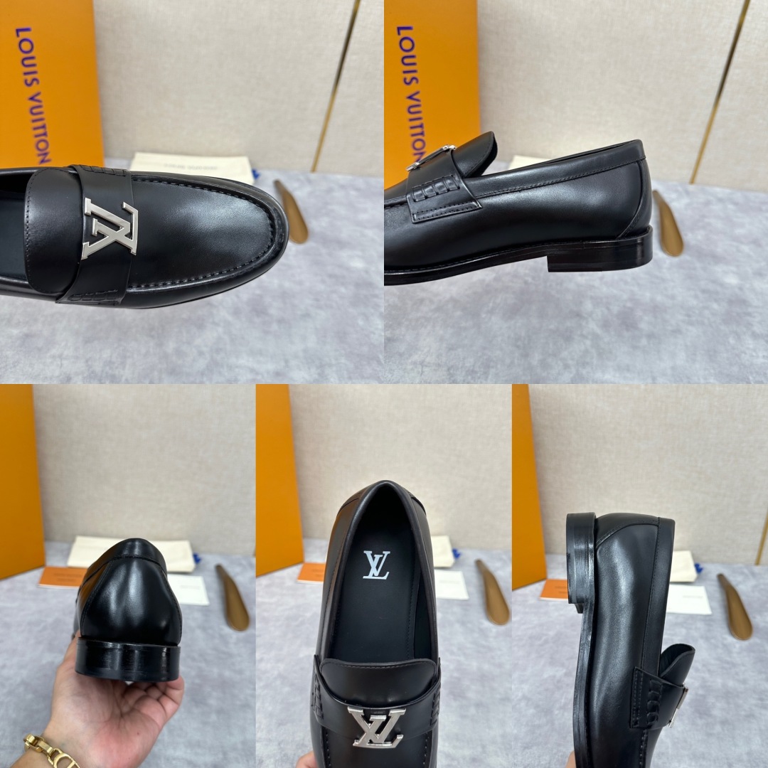 💋💍L家 新品乐福鞋上架  Major便鞋作为路易～的一大经典设计在此借助经典的帆布图纹全新亮相。采用进