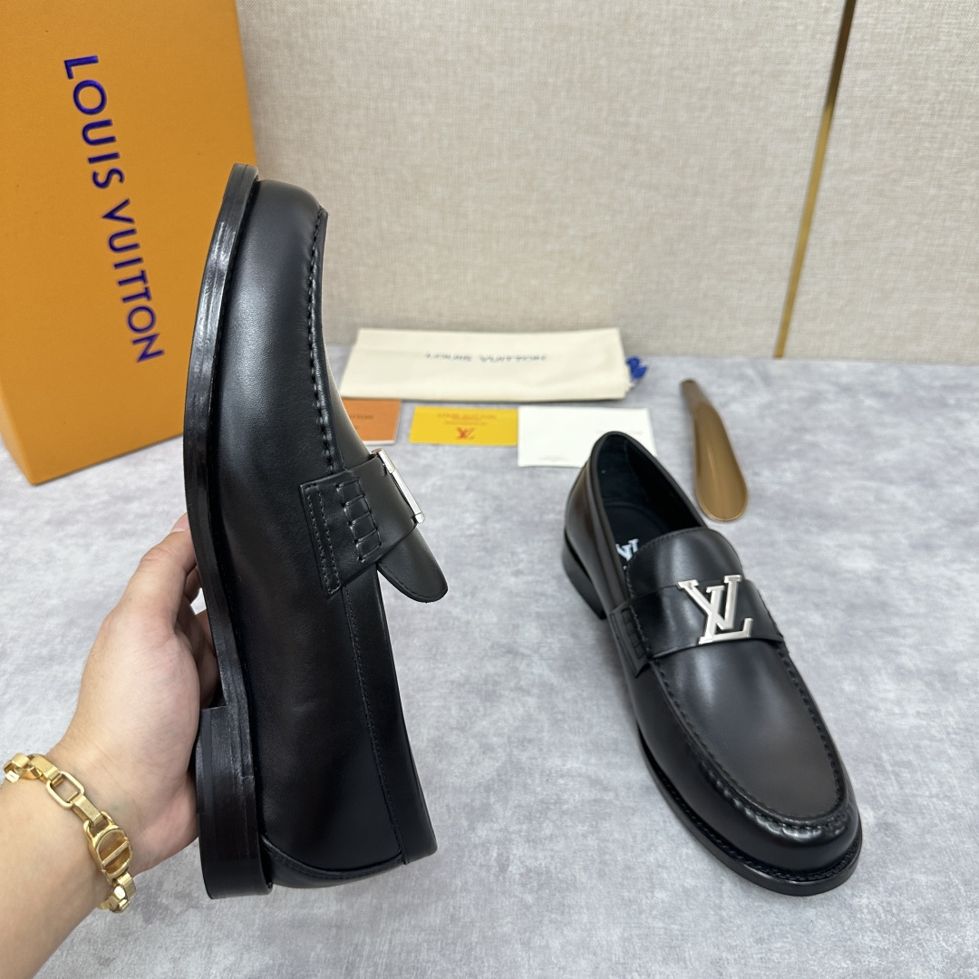 💋💍L家 新品乐福鞋上架  Major便鞋作为路易～的一大经典设计在此借助经典的帆布图纹全新亮相。采用进