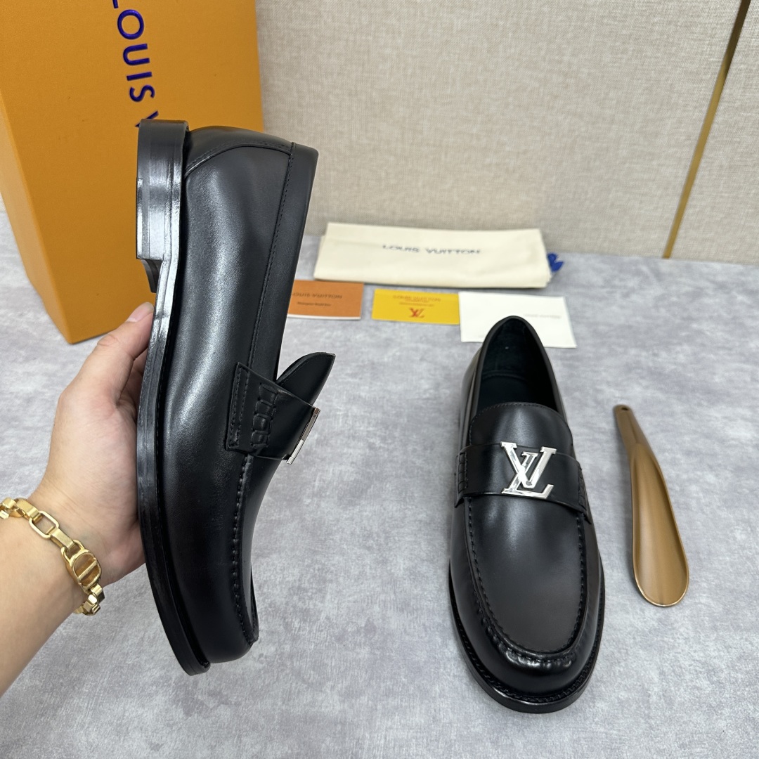 💋💍L家 新品乐福鞋上架  Major便鞋作为路易～的一大经典设计在此借助经典的帆布图纹全新亮相。采用进