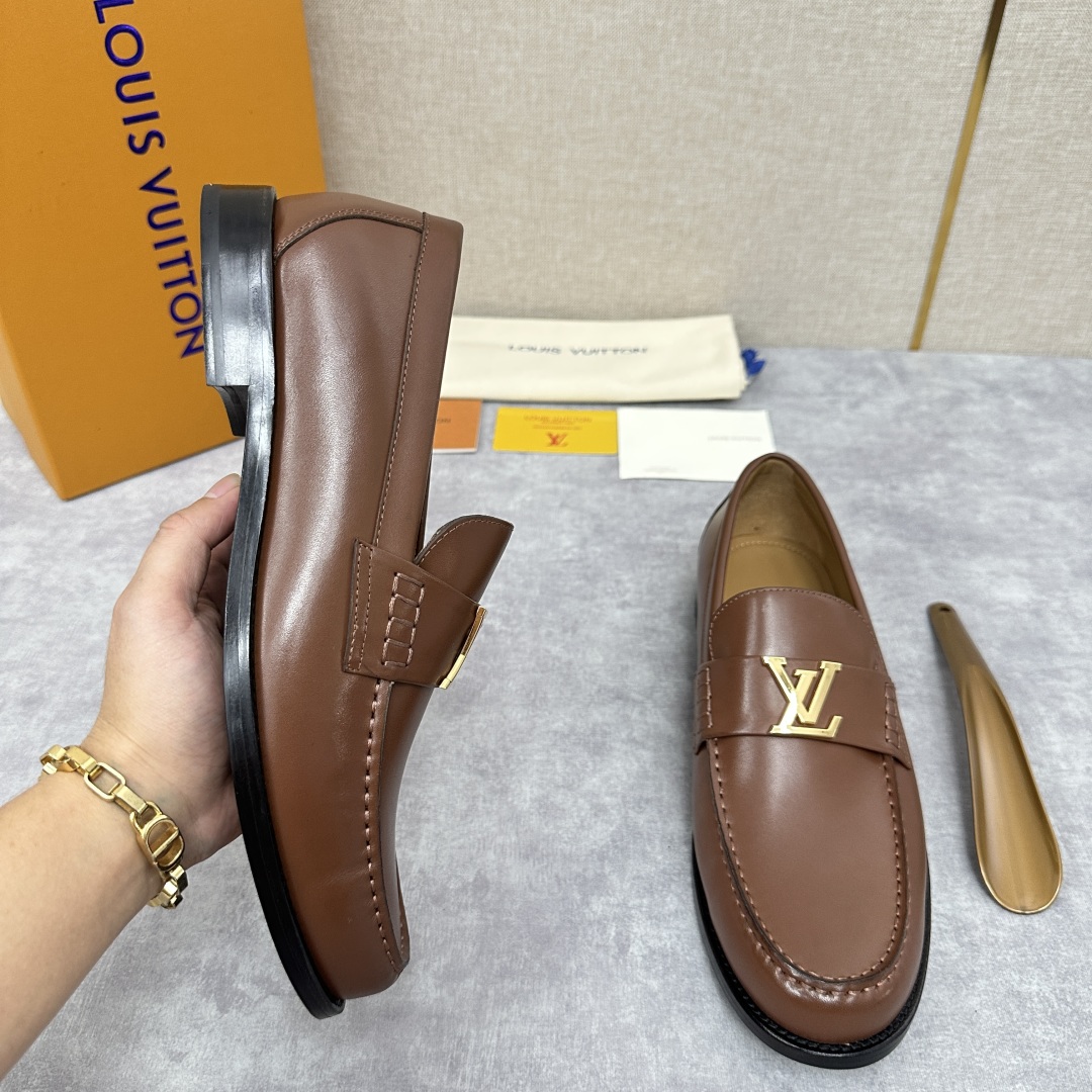 💋💍L家 新品乐福鞋上架  Major便鞋作为路易～的一大经典设计在此借助经典的帆布图纹全新亮相。采用进