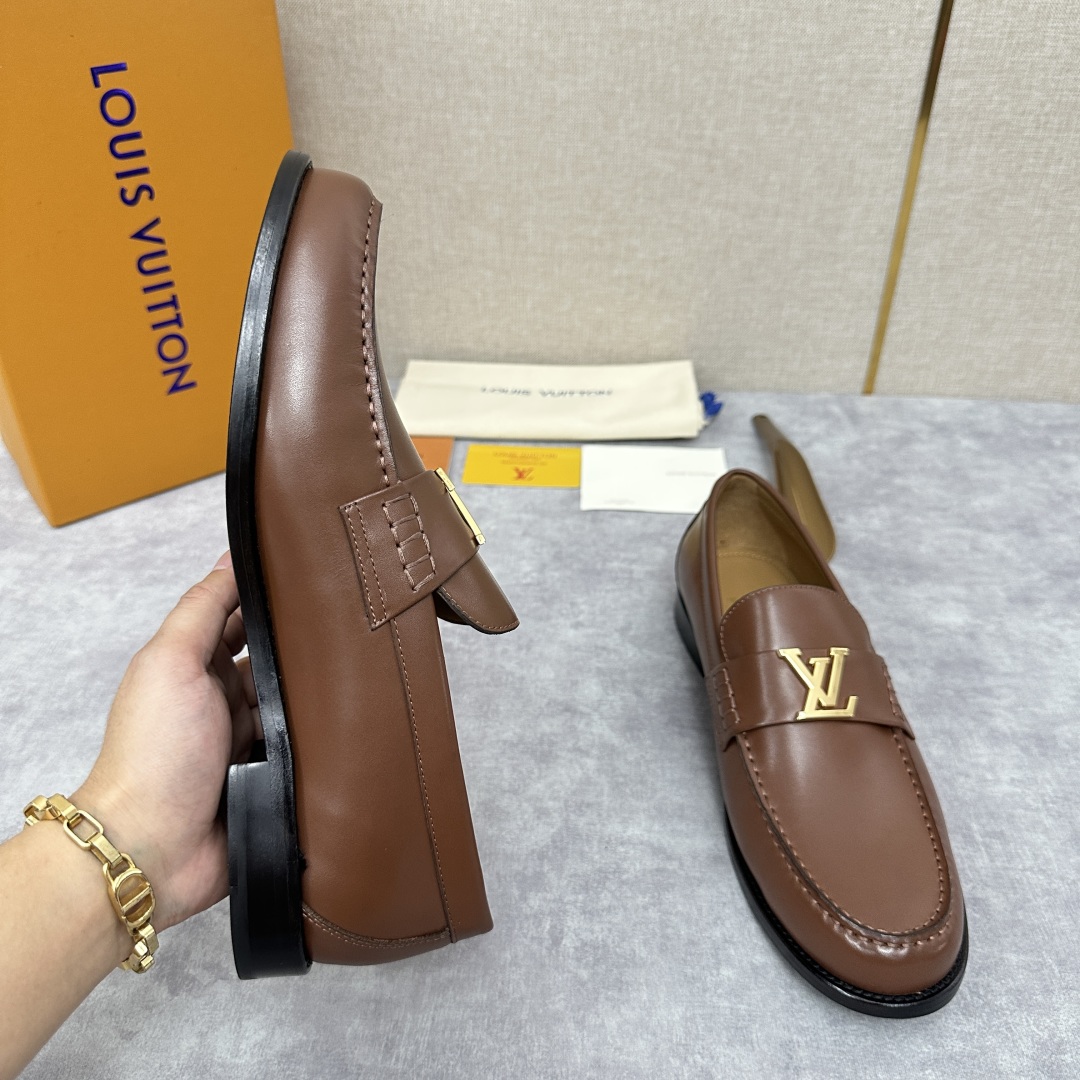 💋💍L家 新品乐福鞋上架  Major便鞋作为路易～的一大经典设计在此借助经典的帆布图纹全新亮相。采用进