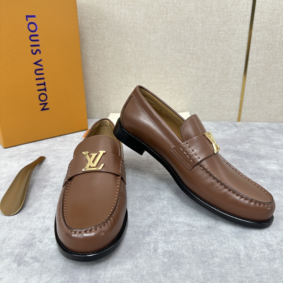 💋💍L家 新品乐福鞋上架  Major便鞋作为路易～的一大经典设计在此借助经典的帆布图纹全新亮相。采用进