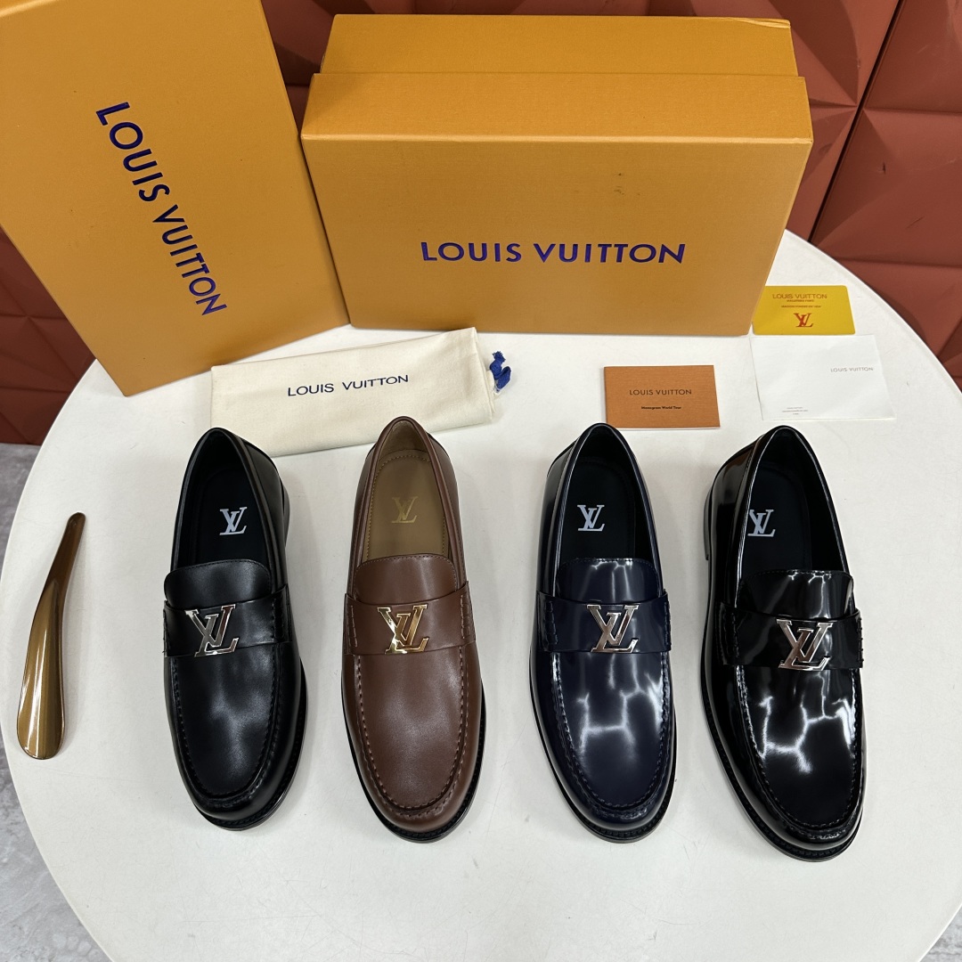 💋💍L家 新品乐福鞋上架  Major便鞋作为路易～的一大经典设计在此借助经典的帆布图纹全新亮相。采用进