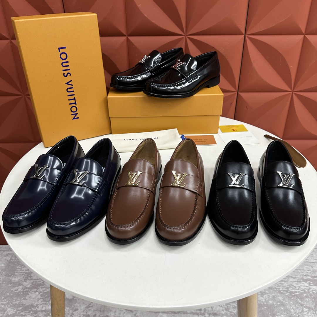 💋💍L家 新品乐福鞋上架  Major便鞋作为路易～的一大经典设计在此借助经典的帆布图纹全新亮相。采用进