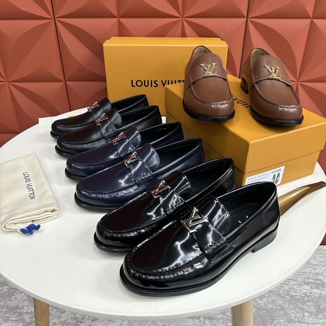 💋💍L家 新品乐福鞋上架  Major便鞋作为路易～的一大经典设计在此借助经典的帆布图纹全新亮相。采用进