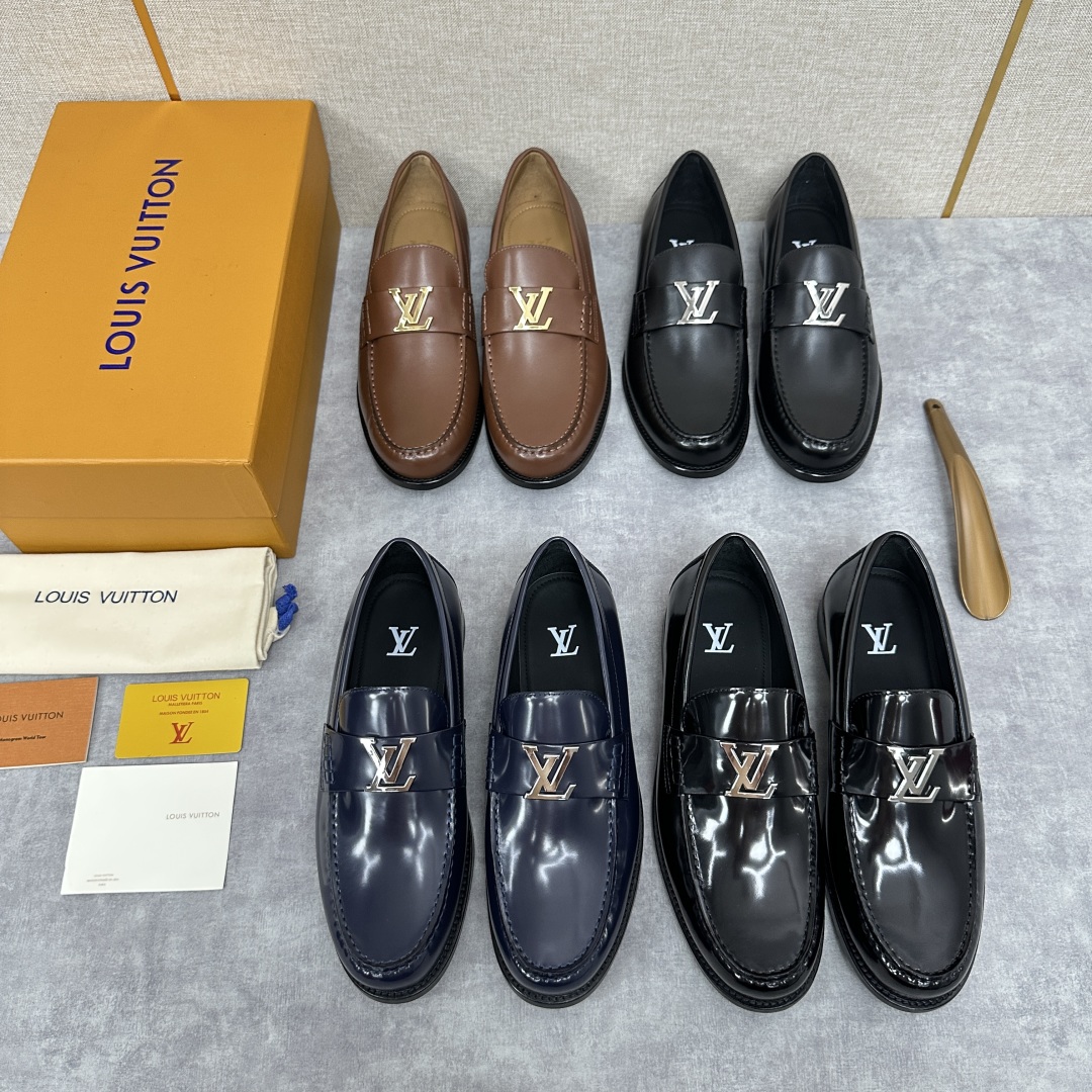 💋💍L家 新品乐福鞋上架  Major便鞋作为路易～的一大经典设计在此借助经典的帆布图纹全新亮相。采用进