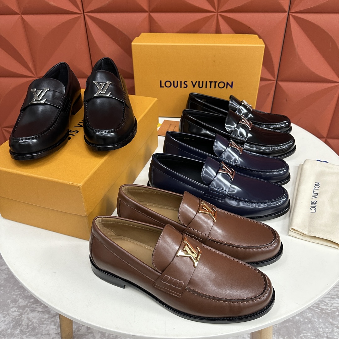 💋💍L家 新品乐福鞋上架  Major便鞋作为路易～的一大经典设计在此借助经典的帆布图纹全新亮相。采用进