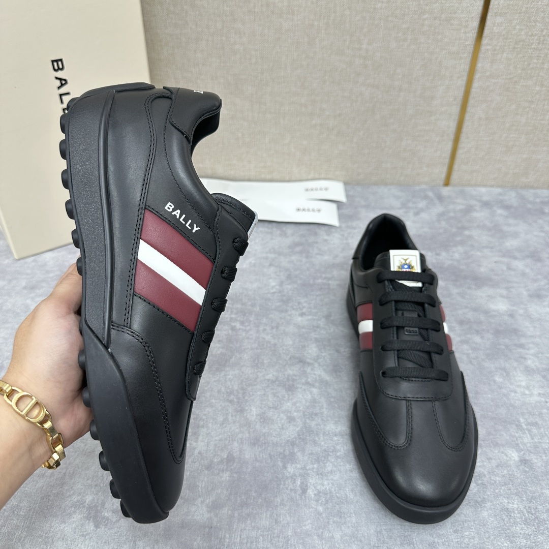 💋💍BL家 新款 巴-利 多功能运动鞋 新款德训登山鞋，户外铆钉大底， 羊皮拼接牛皮打造  冲孔鞋面，鞋