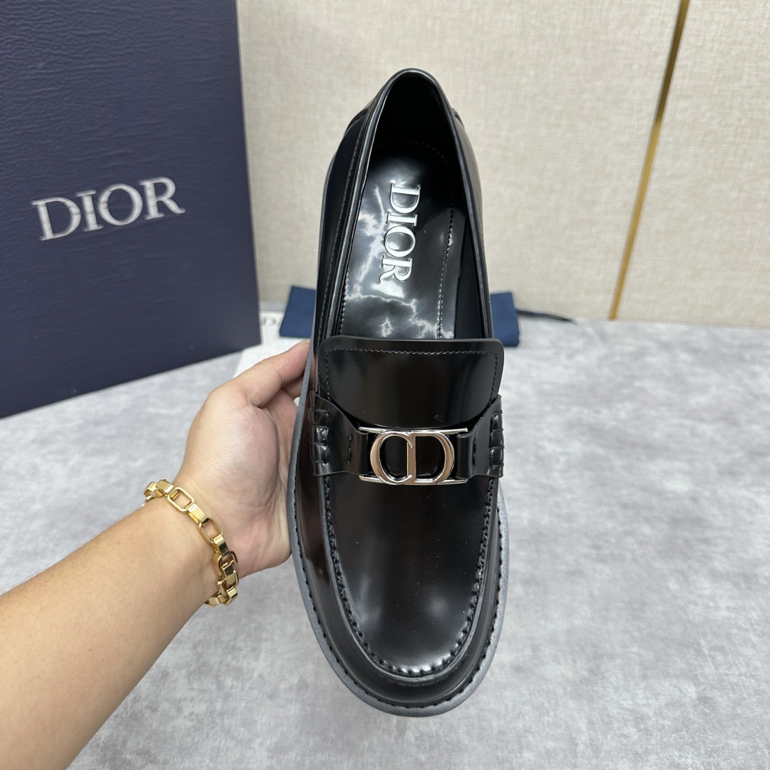 💋💍CD家 迪～奥 男士 新品  厚底乐福鞋皮鞋  采用进口开边珠亮皮打造  手工缝制鞋面搭配五金扣  