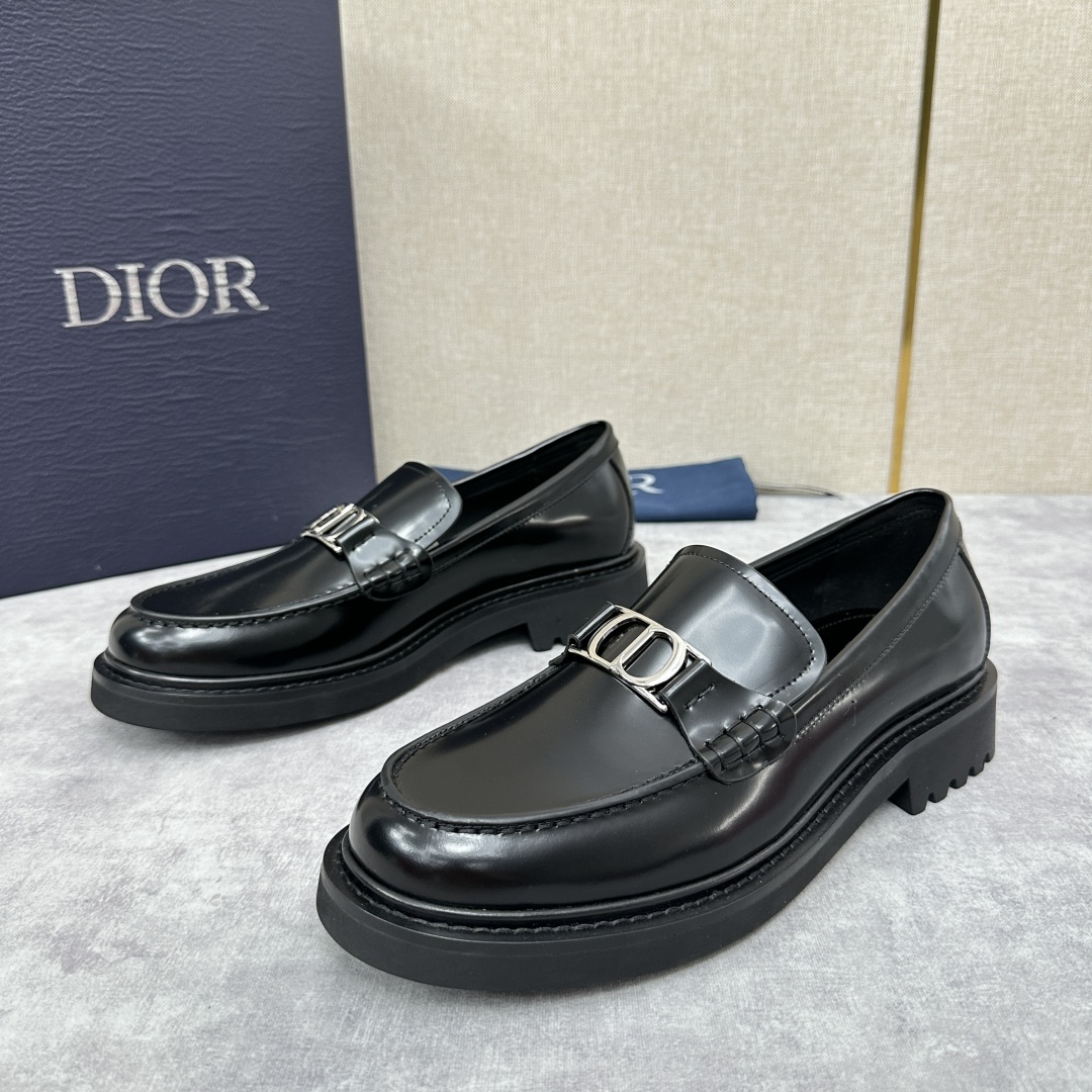 💋💍CD家 迪～奥 男士 新品  厚底乐福鞋皮鞋  采用进口开边珠亮皮打造  手工缝制鞋面搭配五金扣  