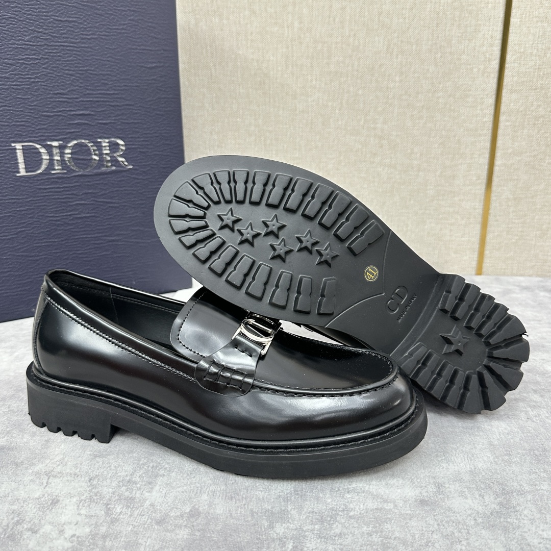 💋💍CD家 迪～奥 男士 新品  厚底乐福鞋皮鞋  采用进口开边珠亮皮打造  手工缝制鞋面搭配五金扣  