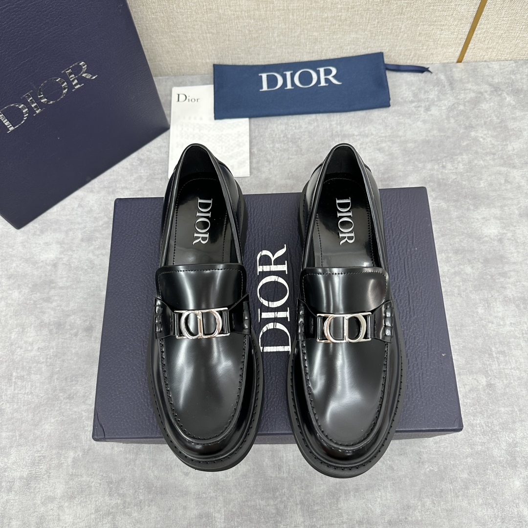 💋💍CD家 迪～奥 男士 新品  厚底乐福鞋皮鞋  采用进口开边珠亮皮打造  手工缝制鞋面搭配五金扣  
