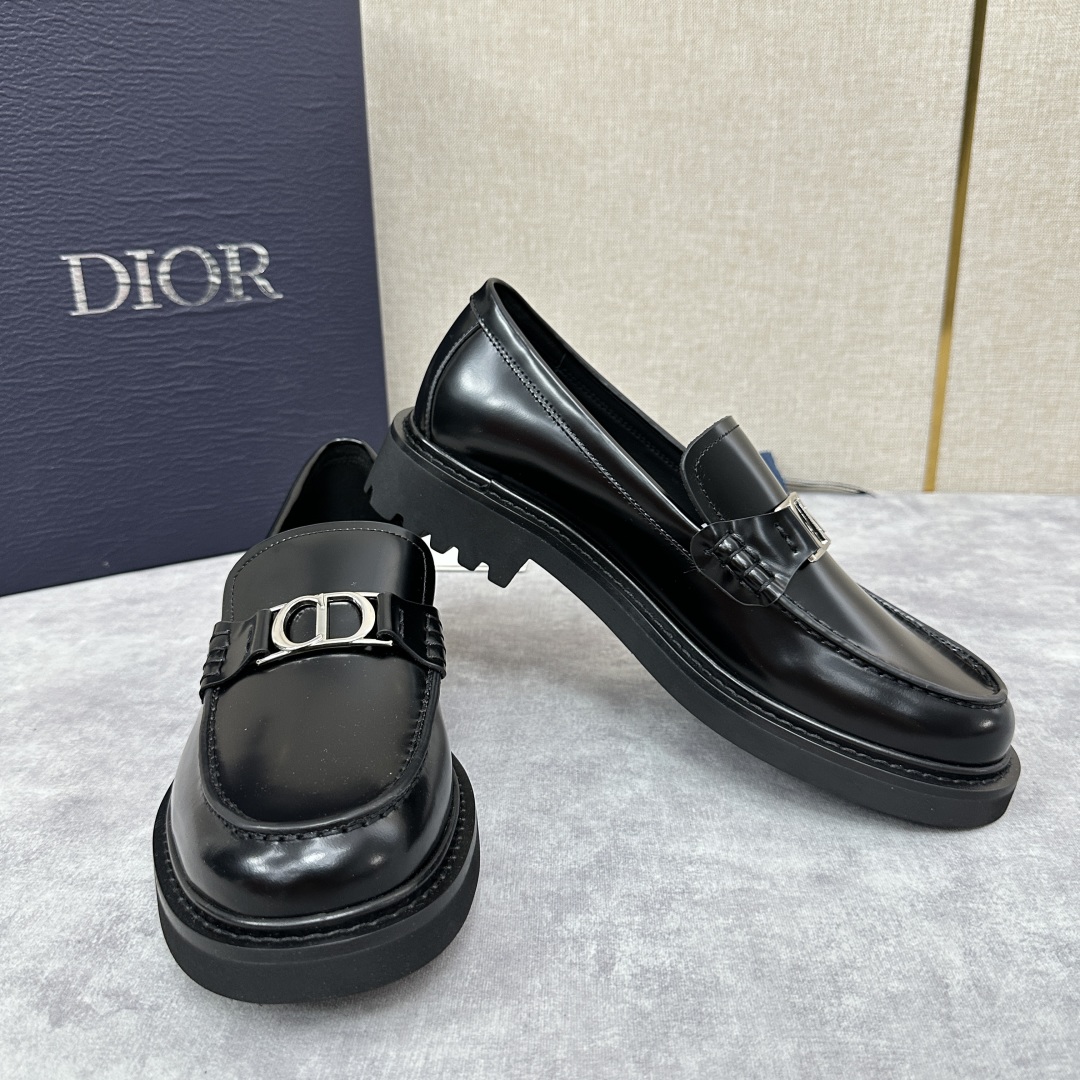 💋💍CD家 迪～奥 男士 新品  厚底乐福鞋皮鞋  采用进口开边珠亮皮打造  手工缝制鞋面搭配五金扣  