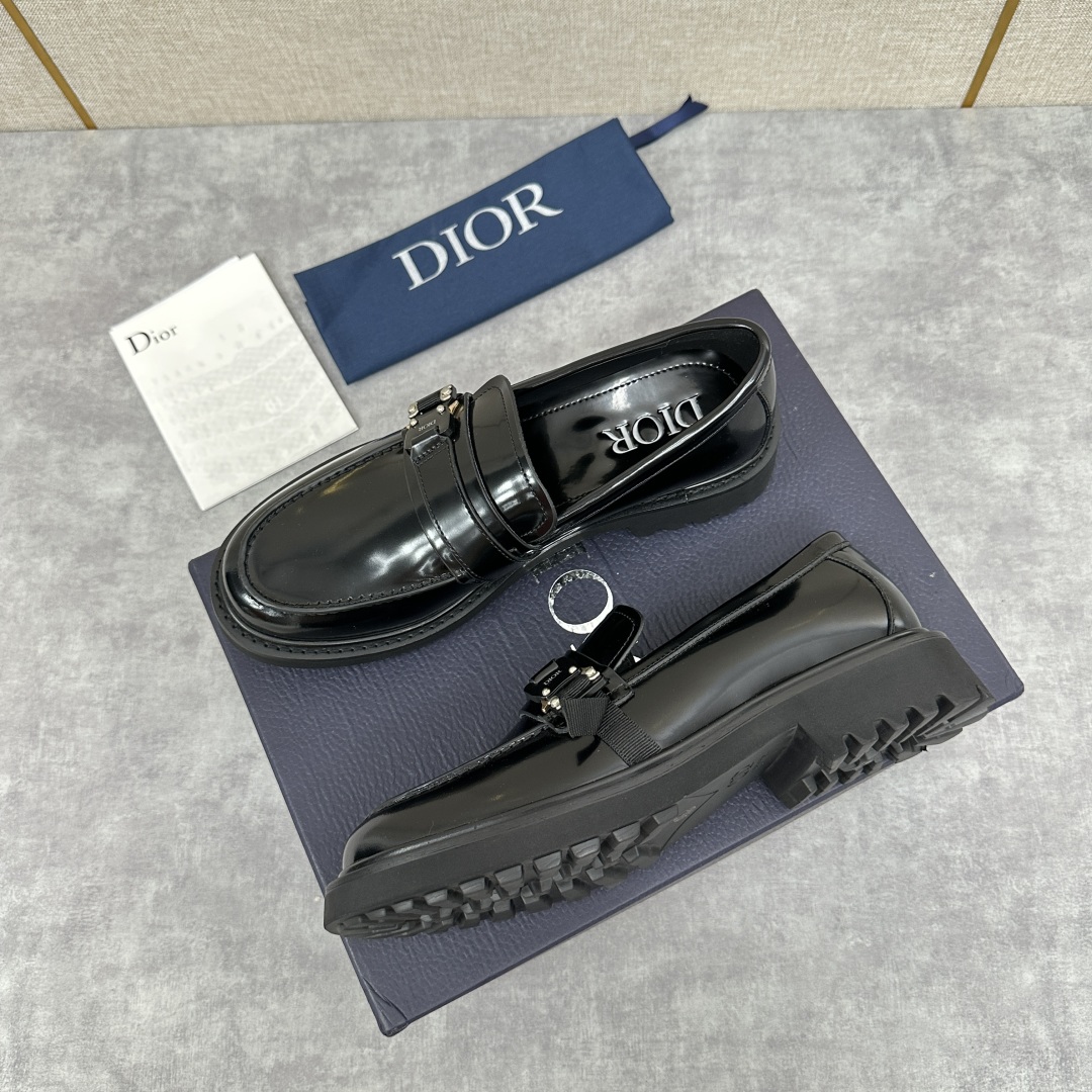 💋💍CD家 迪～奥 男士 新品  厚底乐福鞋皮鞋  采用进口开边珠亮皮打造  手工缝制鞋面搭配五金扣  