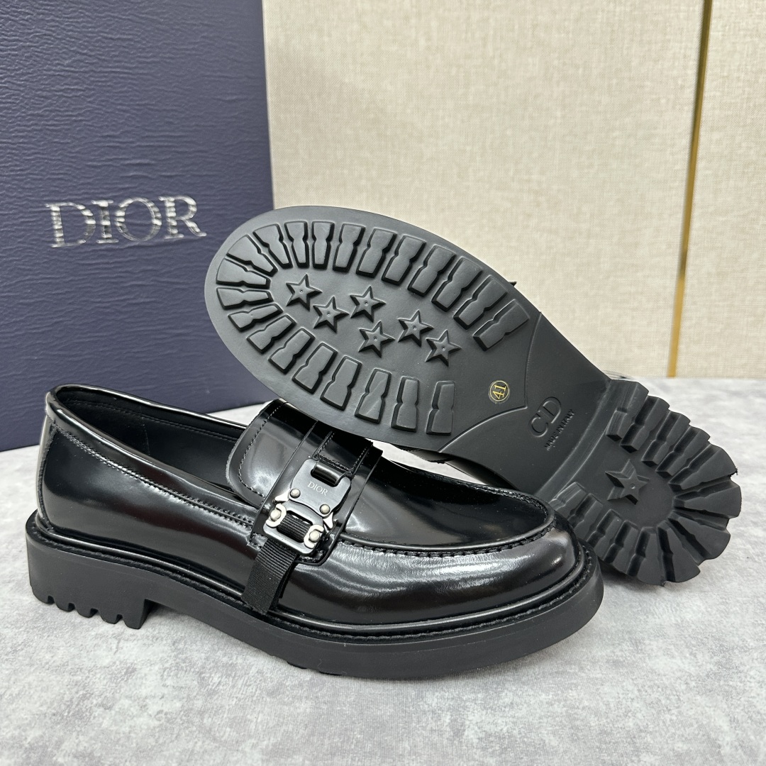 💋💍CD家 迪～奥 男士 新品  厚底乐福鞋皮鞋  采用进口开边珠亮皮打造  手工缝制鞋面搭配五金扣  