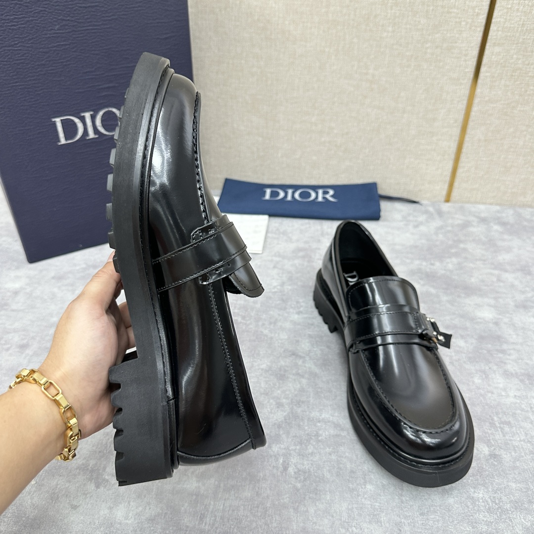 💋💍CD家 迪～奥 男士 新品  厚底乐福鞋皮鞋  采用进口开边珠亮皮打造  手工缝制鞋面搭配五金扣  