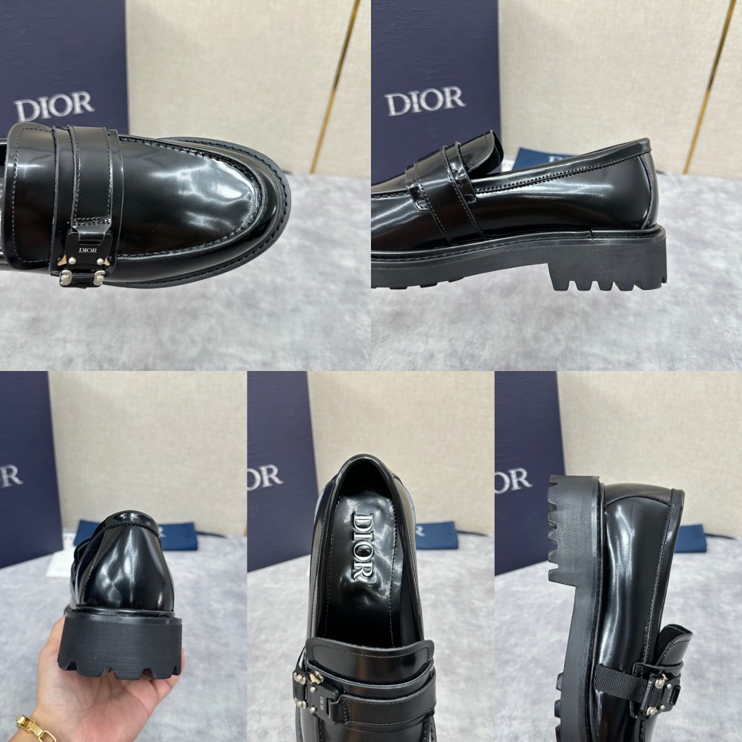 💋💍CD家 迪～奥 男士 新品  厚底乐福鞋皮鞋  采用进口开边珠亮皮打造  手工缝制鞋面搭配五金扣  