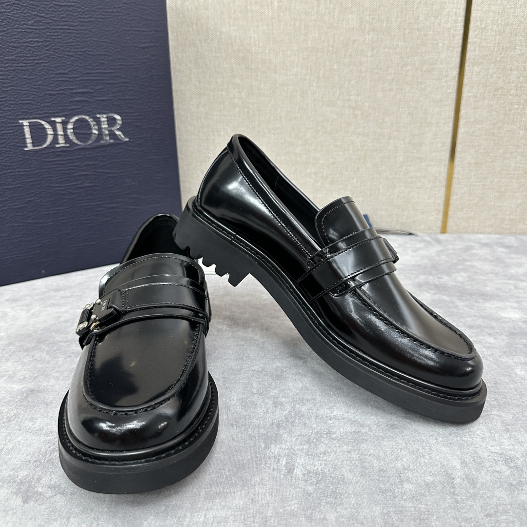 💋💍CD家 迪～奥 男士 新品  厚底乐福鞋皮鞋  采用进口开边珠亮皮打造  手工缝制鞋面搭配五金扣  