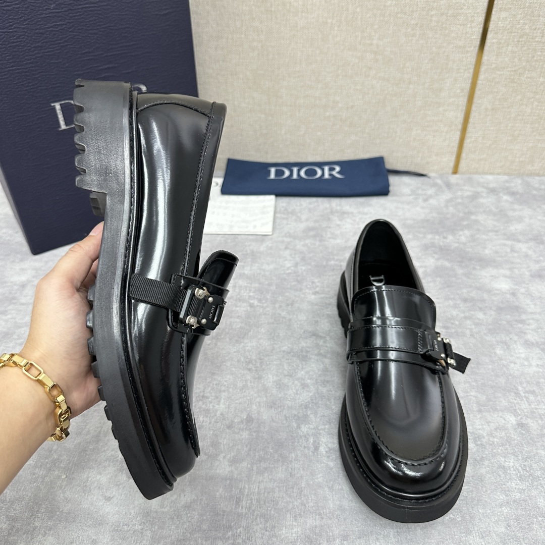 💋💍CD家 迪～奥 男士 新品  厚底乐福鞋皮鞋  采用进口开边珠亮皮打造  手工缝制鞋面搭配五金扣  