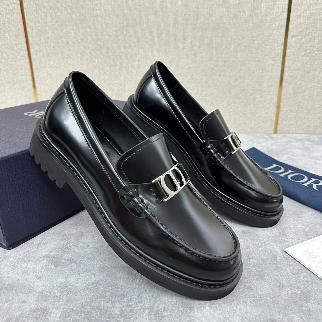 💋💍CD家 迪～奥 男士 新品  厚底乐福鞋皮鞋  采用进口开边珠亮皮打造  手工缝制鞋面搭配五金扣  