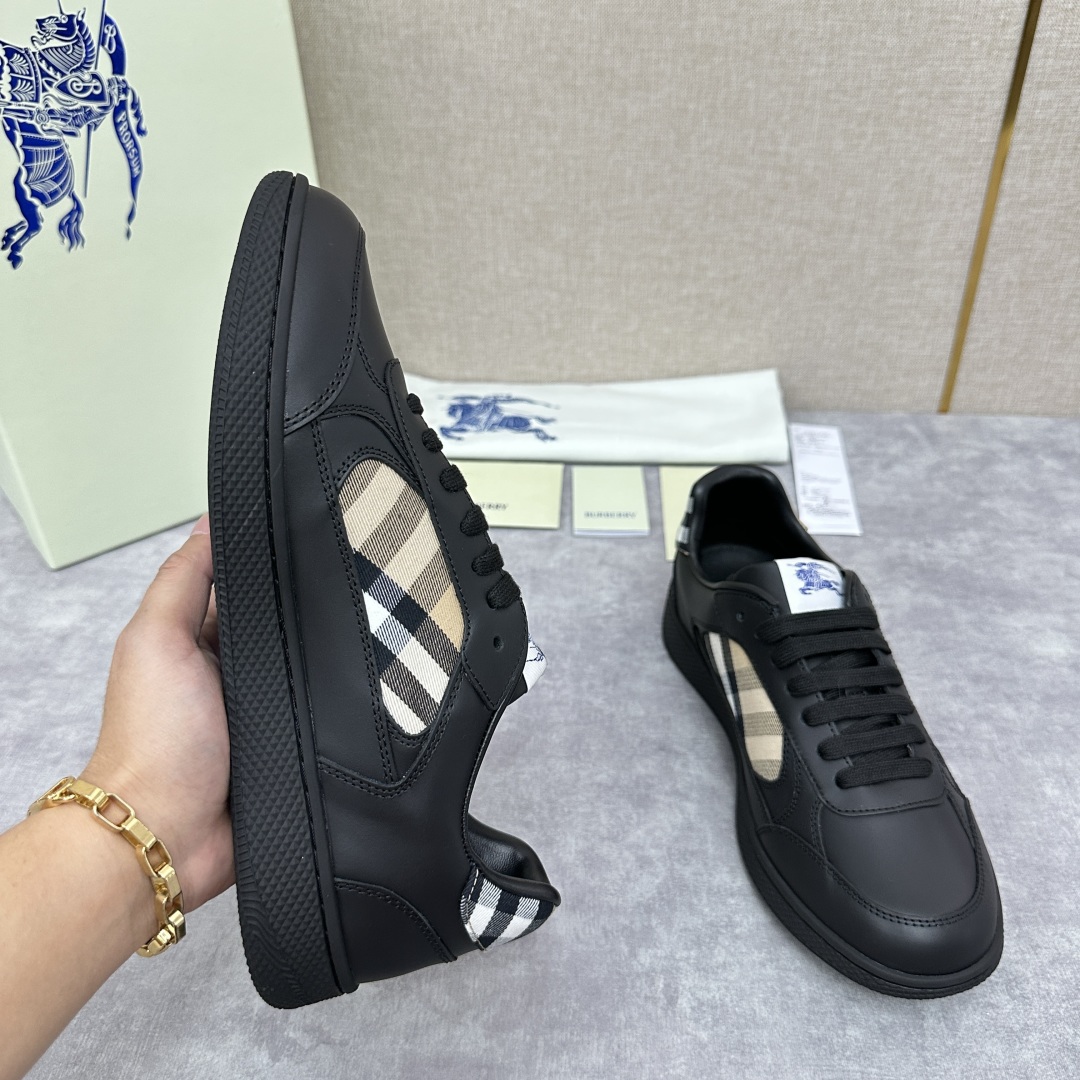 💋💍B家新品  情侣款💑 Burber*y  巴宝-莉 格纹运动鞋板鞋     经典与潮流的碰撞💥  当