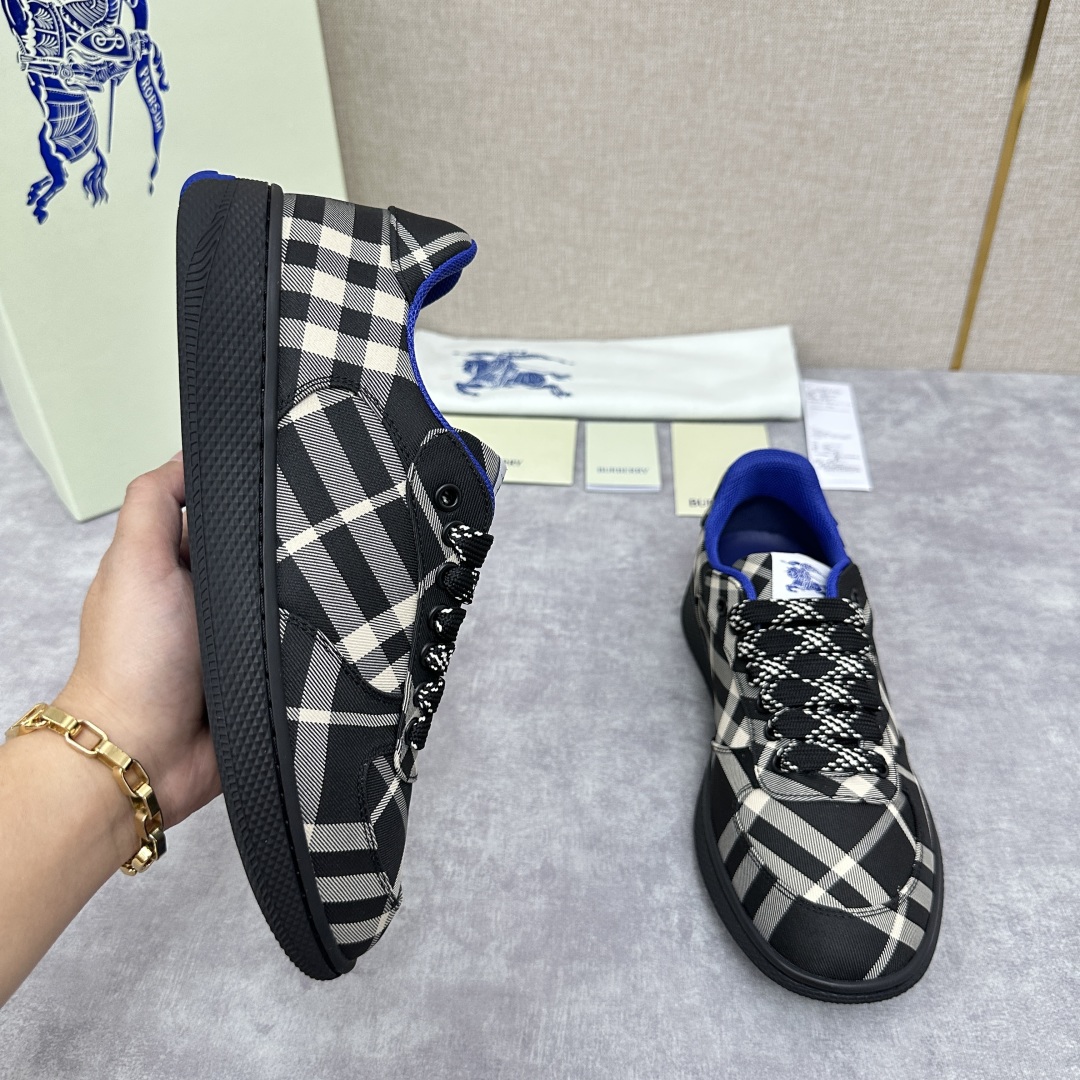 💋💍B家新品  情侣款💑 Burber*y  巴宝-莉 格纹运动鞋板鞋     经典与潮流的碰撞💥  当