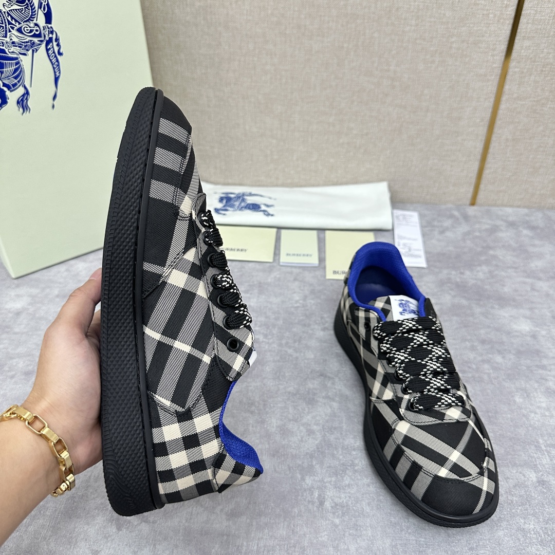 💋💍B家新品  情侣款💑 Burber*y  巴宝-莉 格纹运动鞋板鞋     经典与潮流的碰撞💥  当