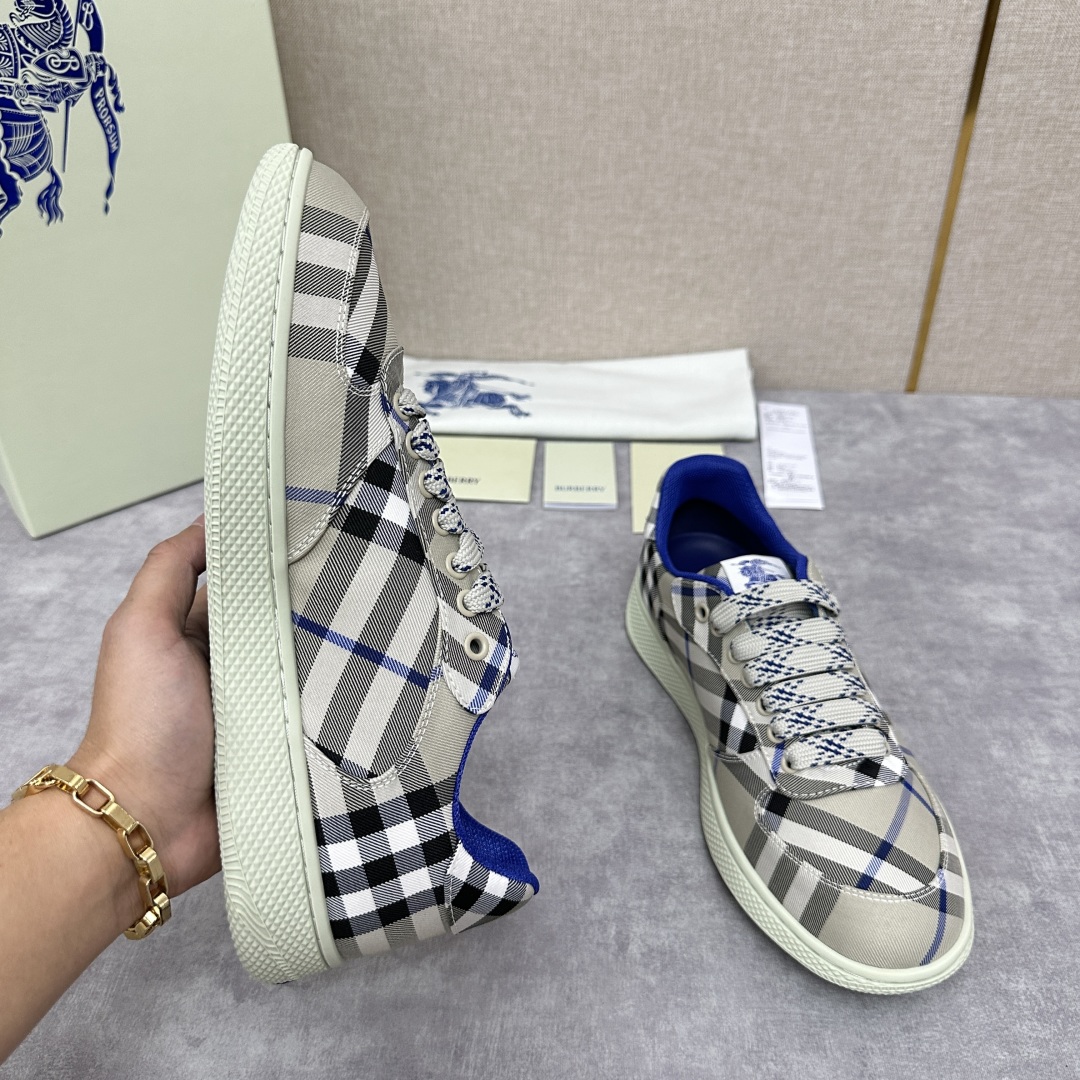 💋💍B家新品  情侣款💑 Burber*y  巴宝-莉 格纹运动鞋板鞋     经典与潮流的碰撞💥  当