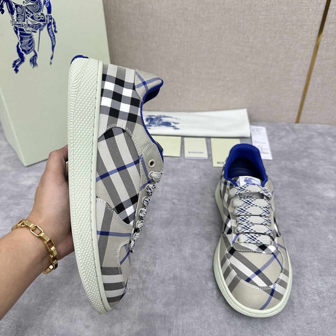 💋💍B家新品  情侣款💑 Burber*y  巴宝-莉 格纹运动鞋板鞋     经典与潮流的碰撞💥  当
