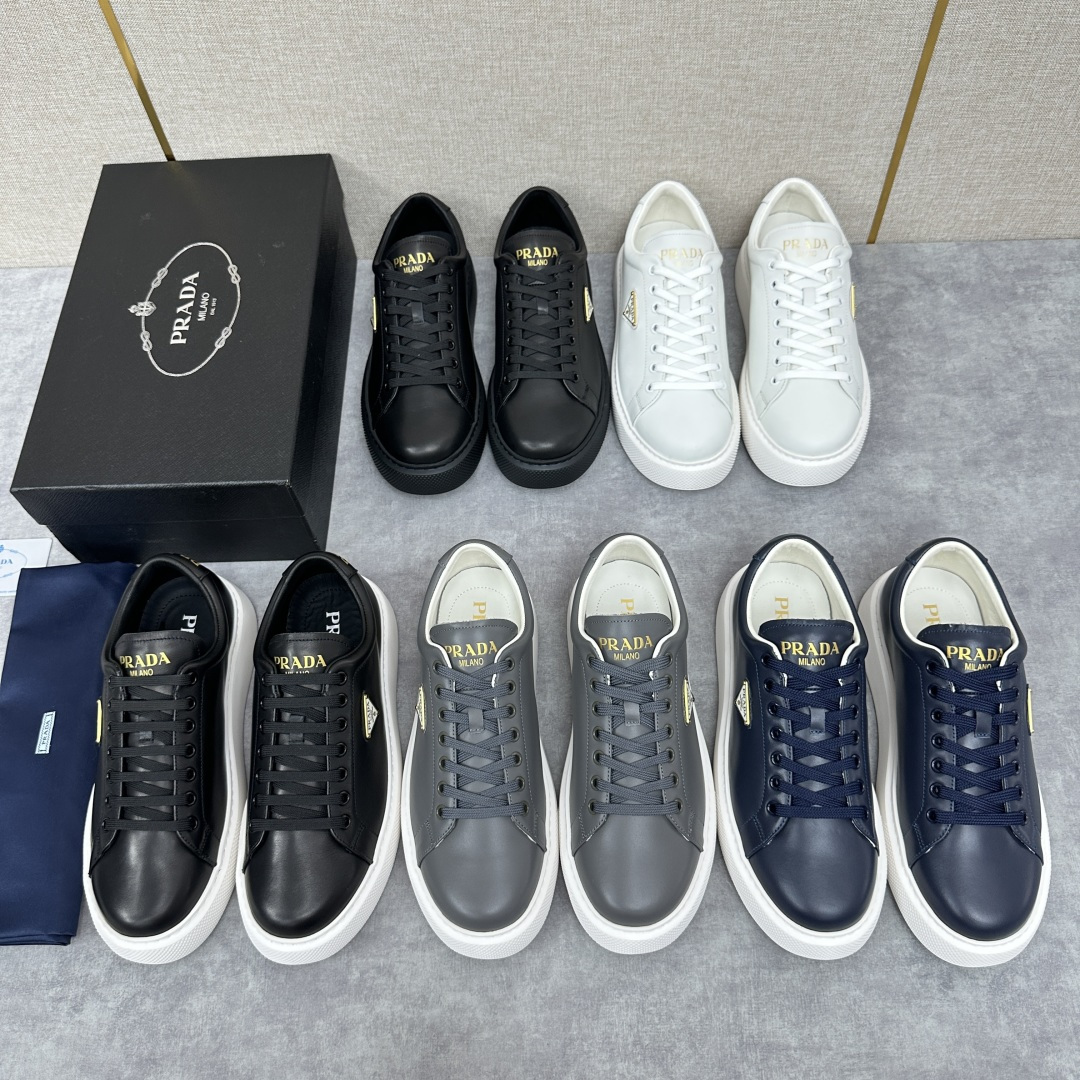 NO:353965,P Home Latest thick-soled casual sneakers Full calfskin material minimalist design Exterior golden triangle Prad* logo X L lightweight rubber shot Sole approximately 4 cm thick Sole stripes non-slip This cowhide sports shoes are neat and simple lines, quite distinctive. The tongue is decorated with a printed hot-print logo, showing the design style. The inner full cowhide has excellent comfort. Standard leather shoes size 39-44 (customized for 38.45), prada, sneakers, cowhide19860909P家 最新款厚底休闲运动鞋 全小牛皮材质极简设计 外侧金色三角Prad* 徽标 X L轻质橡胶射出 鞋底约4厘米厚度 鞋底条纹防滑 这款牛皮运动鞋呈利落的设计和简约的线条,颇具特色.鞋舌饰有印刷热印徽标,一展设计格调.内里全牛皮打造 舒适度极好 标准皮鞋码数39-44（38.45定做）,,prada,sneakers,cowhide,Men's shoes