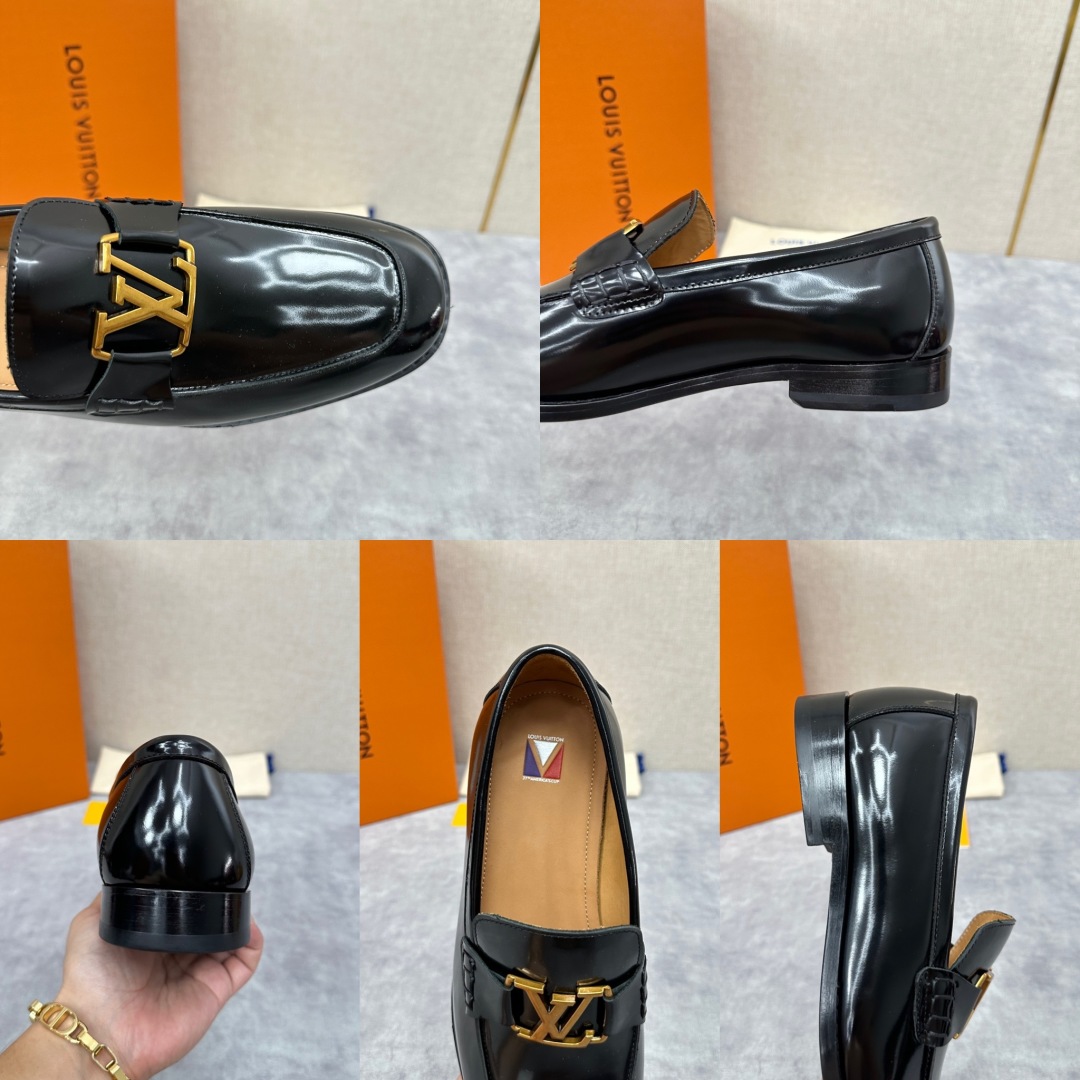 💋💍L家 新品乐福鞋上架  Major便鞋作为路易～的一大经典设计在此借助经典的帆布图纹全新亮相。采用进
